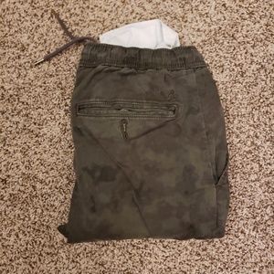 AE camo small joggers